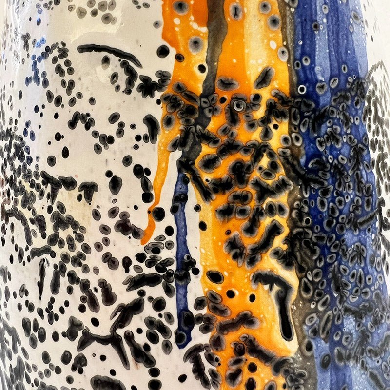 Il Vaso Conico Inchino esposto come scultura su una console in un salotto contemporaneo.