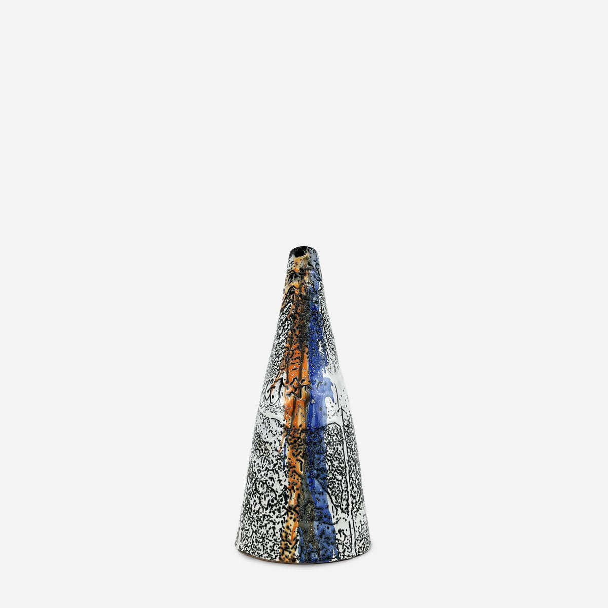 La forma scultorea del Vaso Conico Inchino esposto da solo per evidenziarne il design.