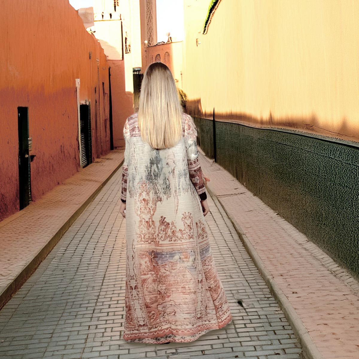 Il kimono plissettato Blush Horizon indossato aperto sopra un top e pantaloni bianchi.