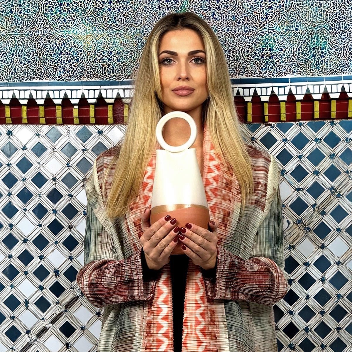 Il kimono Blush Horizon mostrato con la sua esclusiva dust bag firmata Vicode.