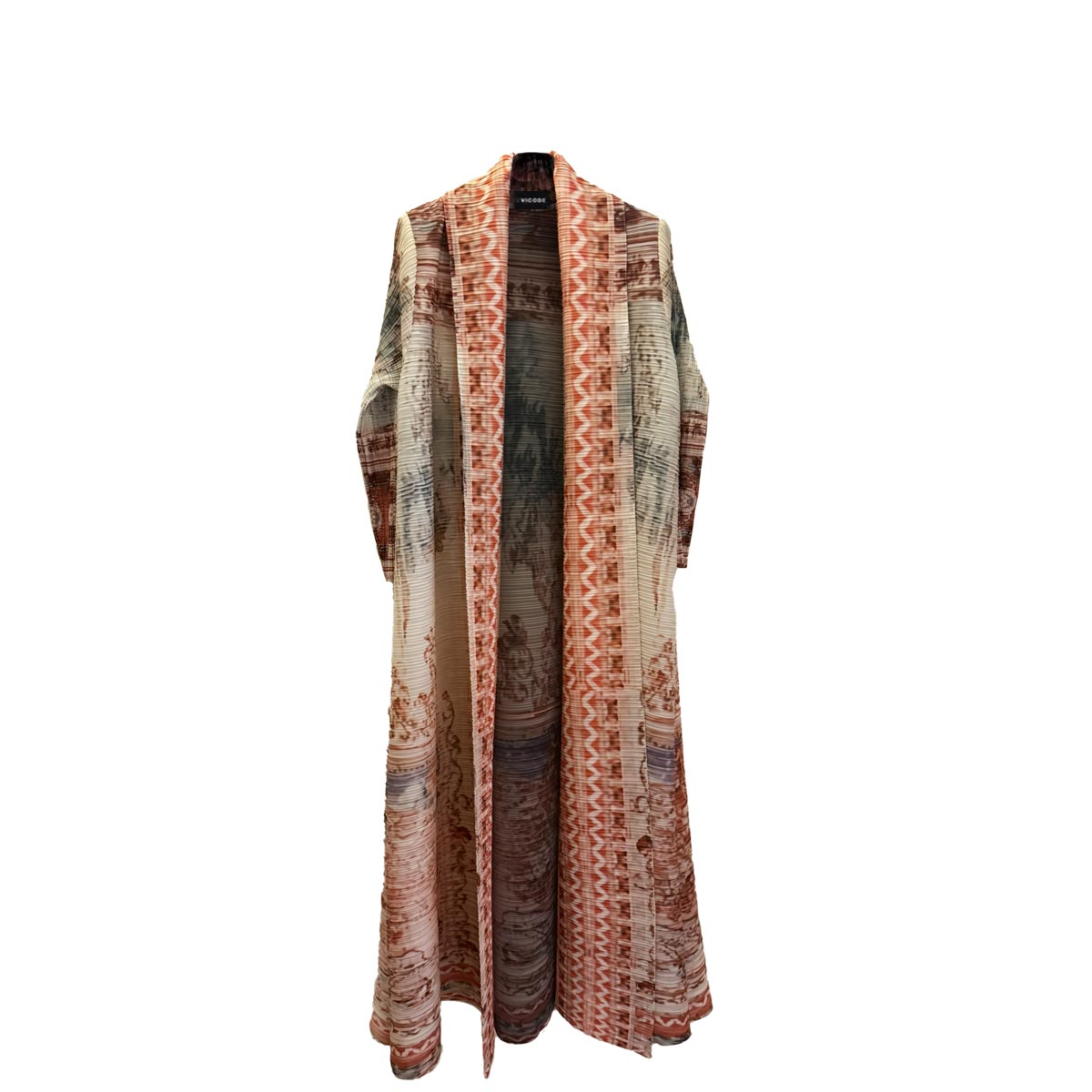 Donna che indossa il kimono plissettato Blush Horizon in un contesto di viaggio.