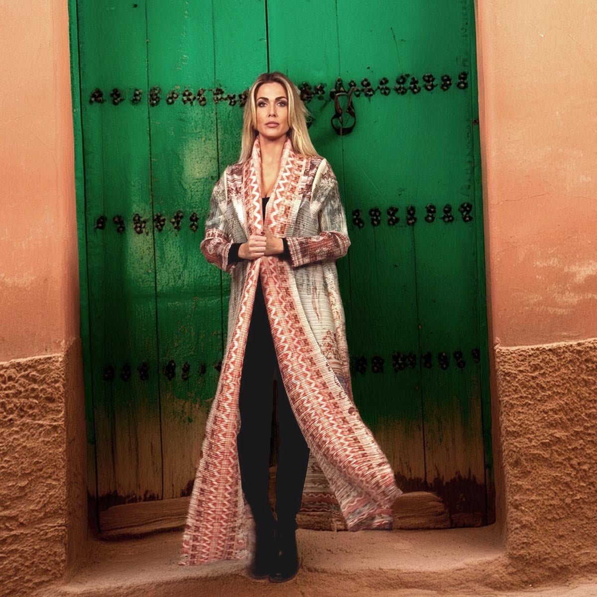 Vista posteriore del kimono plissettato Blush Horizon che ne mostra la caduta fluida del tessuto.