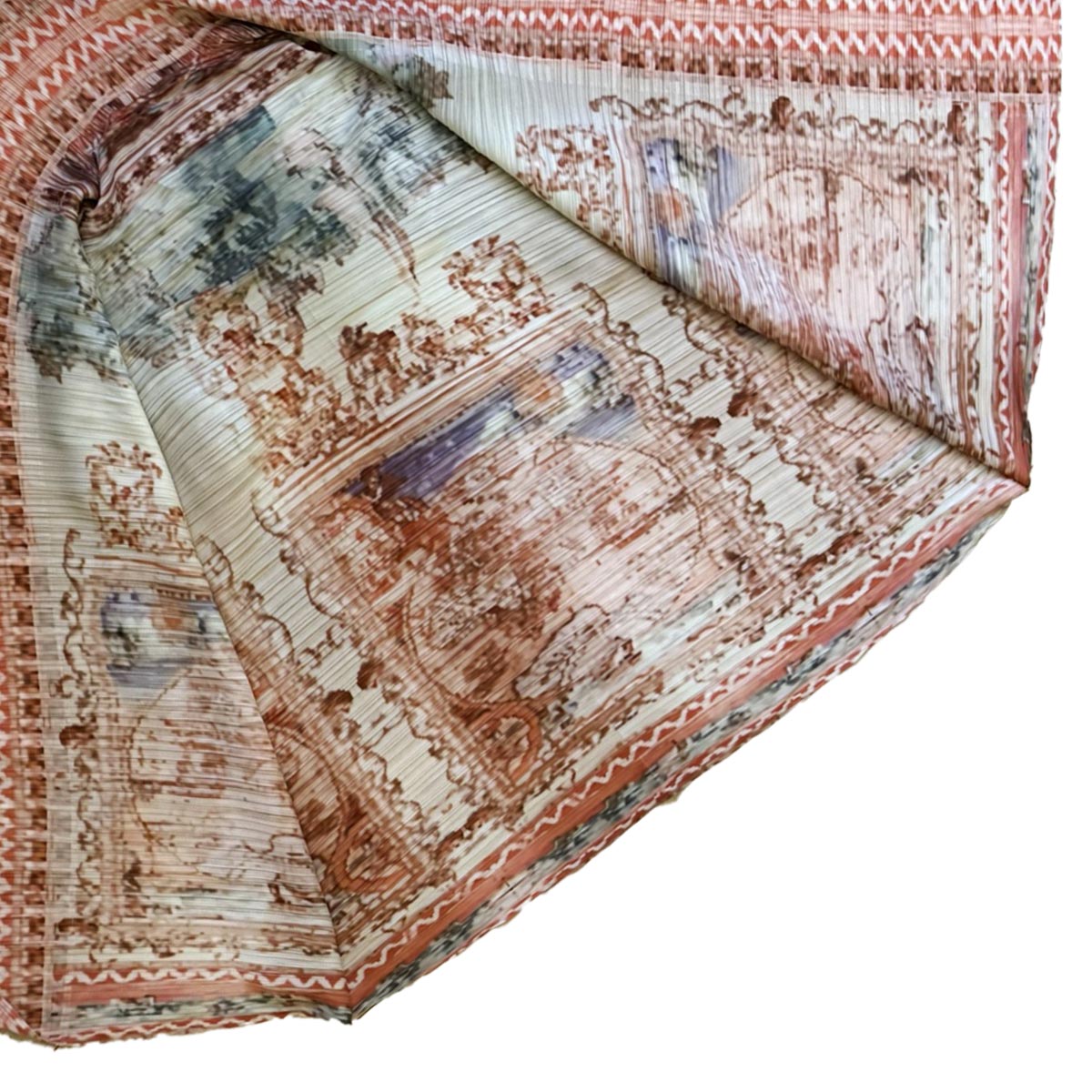 Primo piano del tessuto plissettato e leggero del kimono Blush Horizon, ideale per viaggiare.