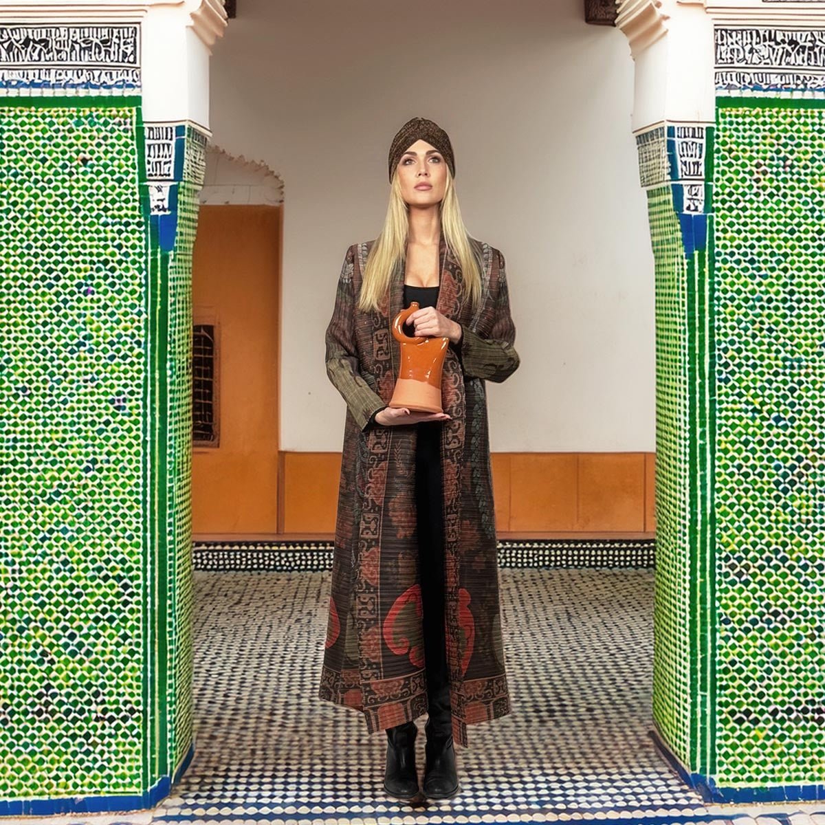 Il kimono soprabito indossato aperto sopra un outfit semplice per esaltarne la fantasia.