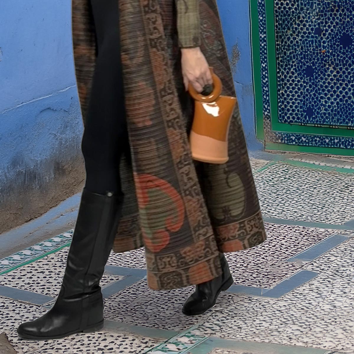 Primo piano del tessuto plissettato e della ricca fantasia orientale del kimono Desert Loom.