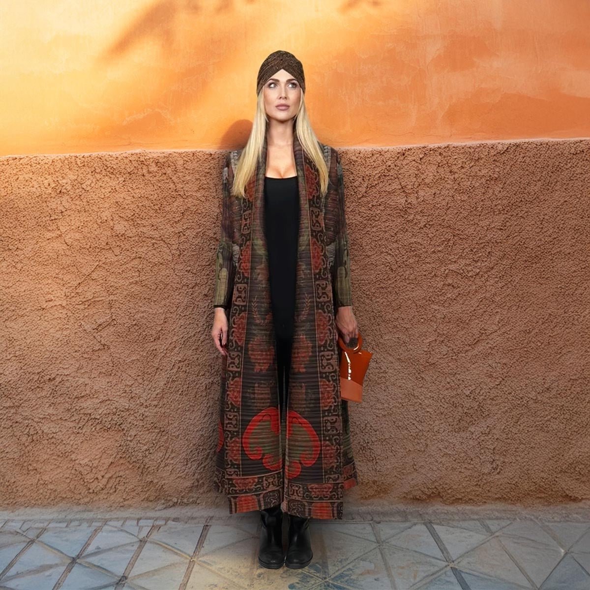 Dettaglio dei motivi in marrone, rosso e verde del kimono soprabito fantasia.