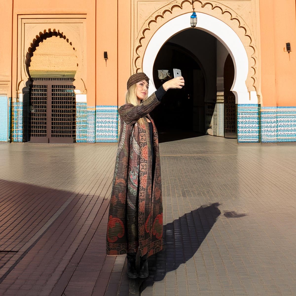 Il kimono soprabito indossato aperto sopra un outfit semplice per esaltarne la fantasia.