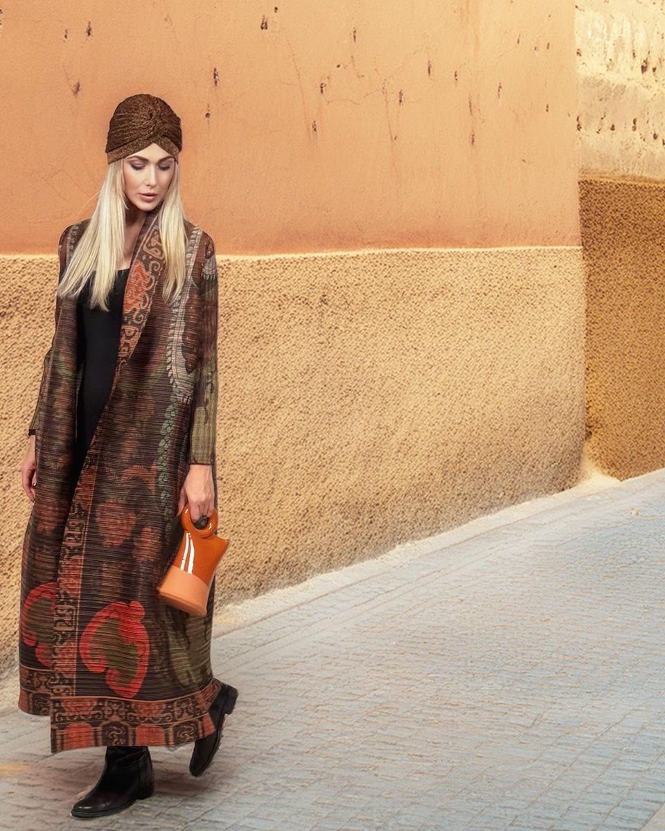 Kimono soprabito fantasia Desert Loom, con pattern ispirato ai tappeti orientali in toni caldi.