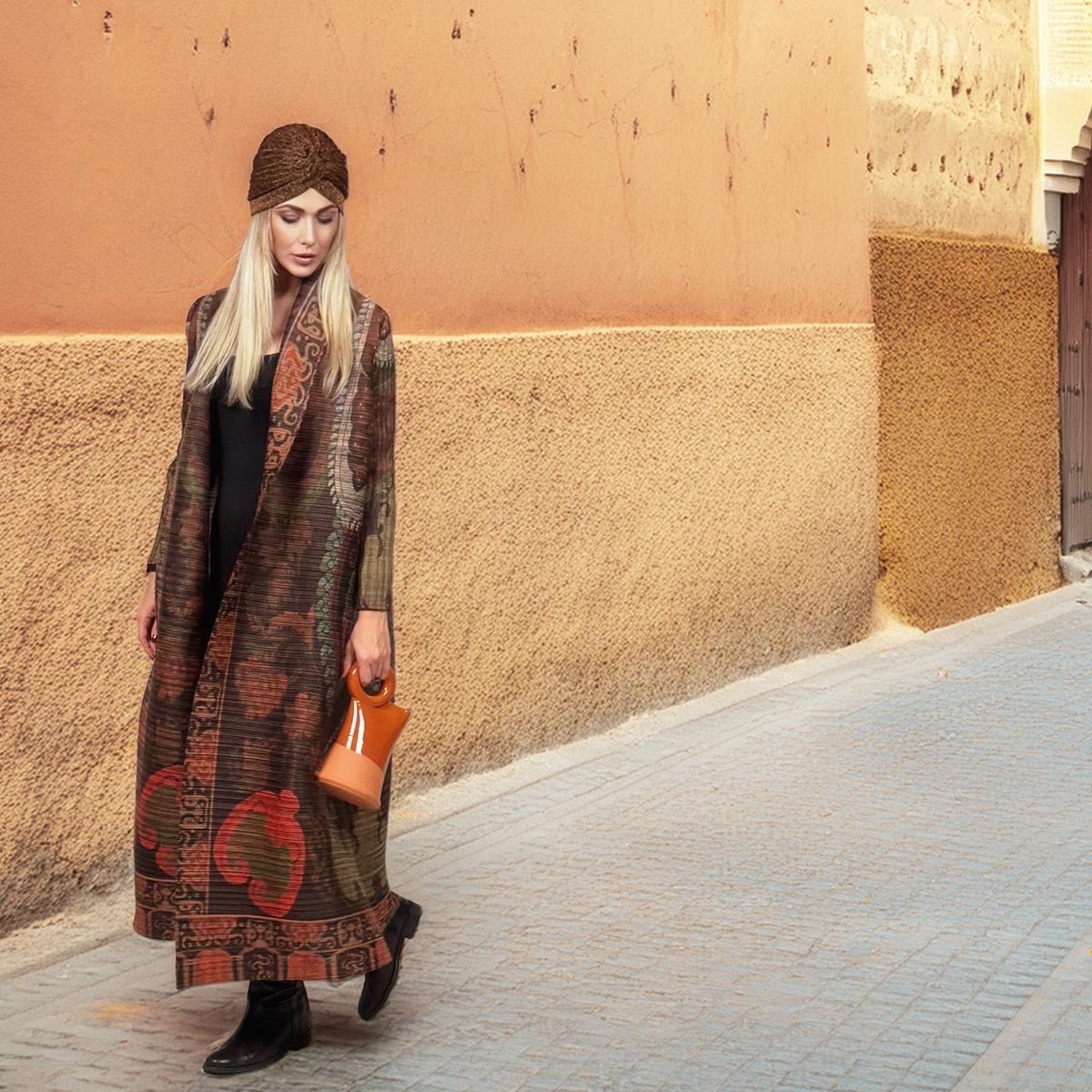 Kimono soprabito fantasia Desert Loom, con pattern ispirato ai tappeti orientali in toni caldi.