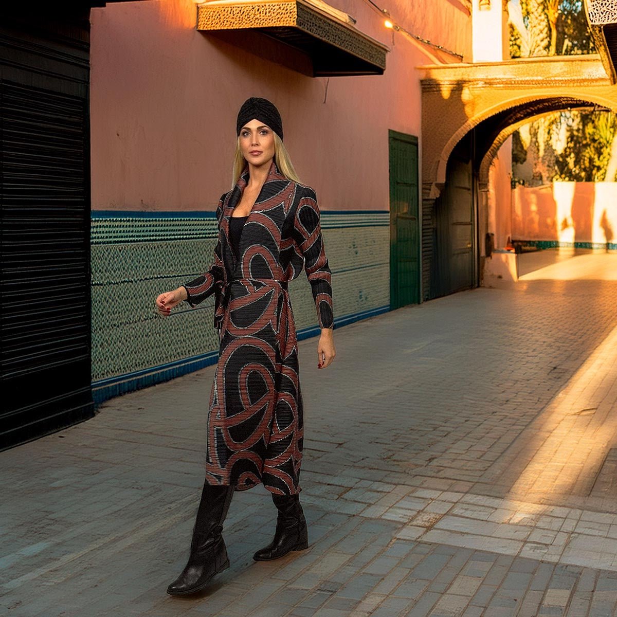 Il kimono plissettato indossato aperto sopra un outfit color panna per un look sofisticato.