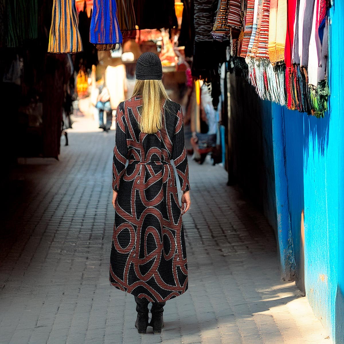 Il kimono plissettato marrone riposto con cura nella sua dust bag Vicode, pronto per la valigia.