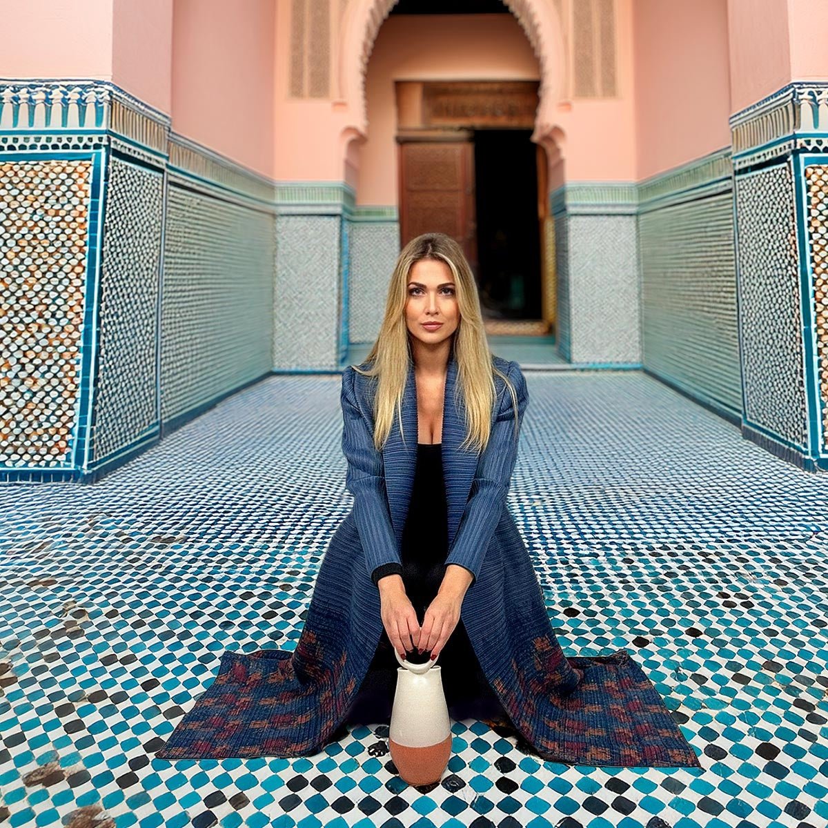 Il kimono plissettato indossato aperto sopra un outfit neutro per esaltarne il colore.