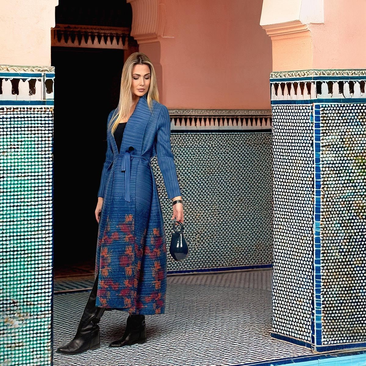 Kimono blu indaco plissettato Indigo Bloom, con fantasia floreale sui toni della terra sul fondo.