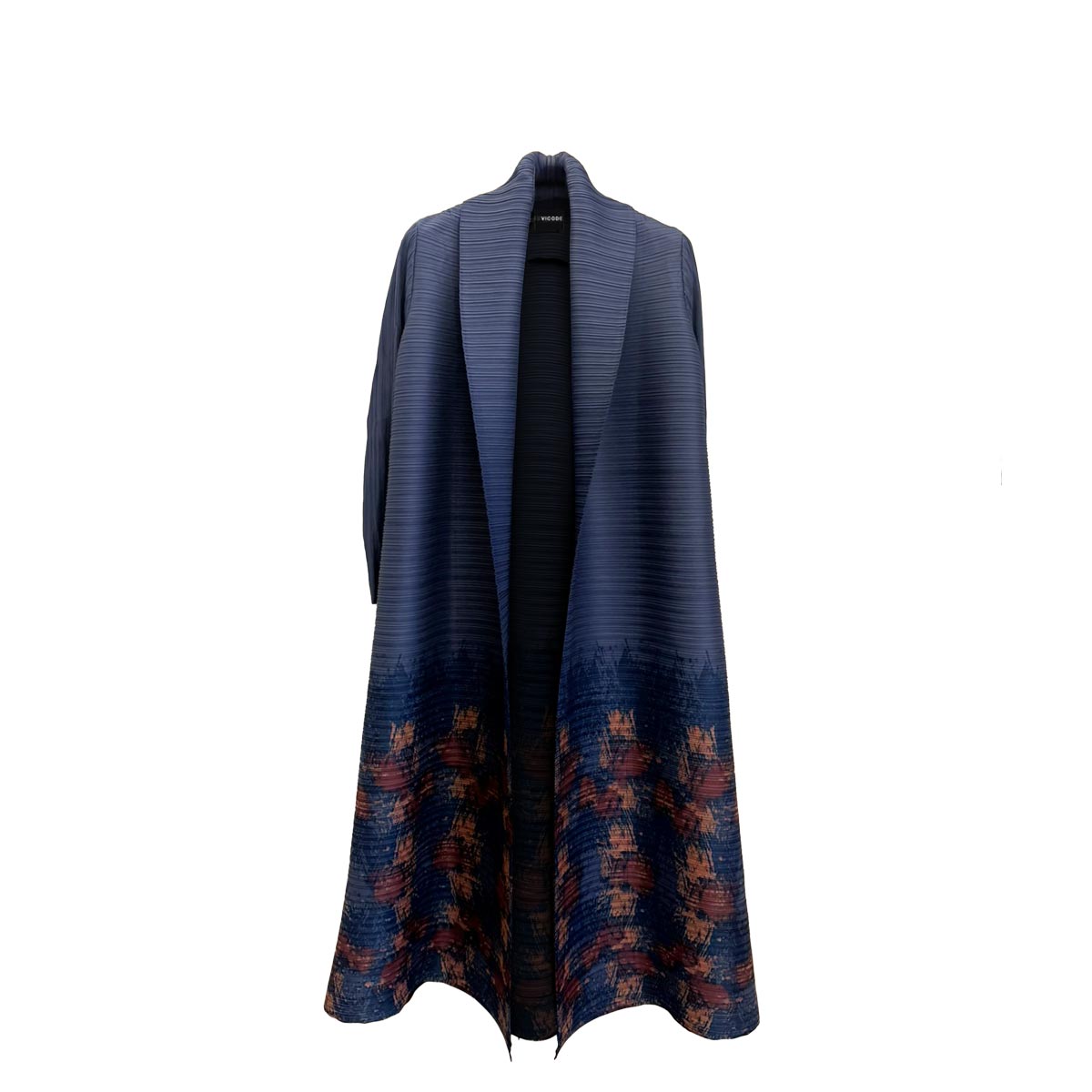 Donna che indossa il kimono blu indaco mentre passeggia in un giardino al tramonto.