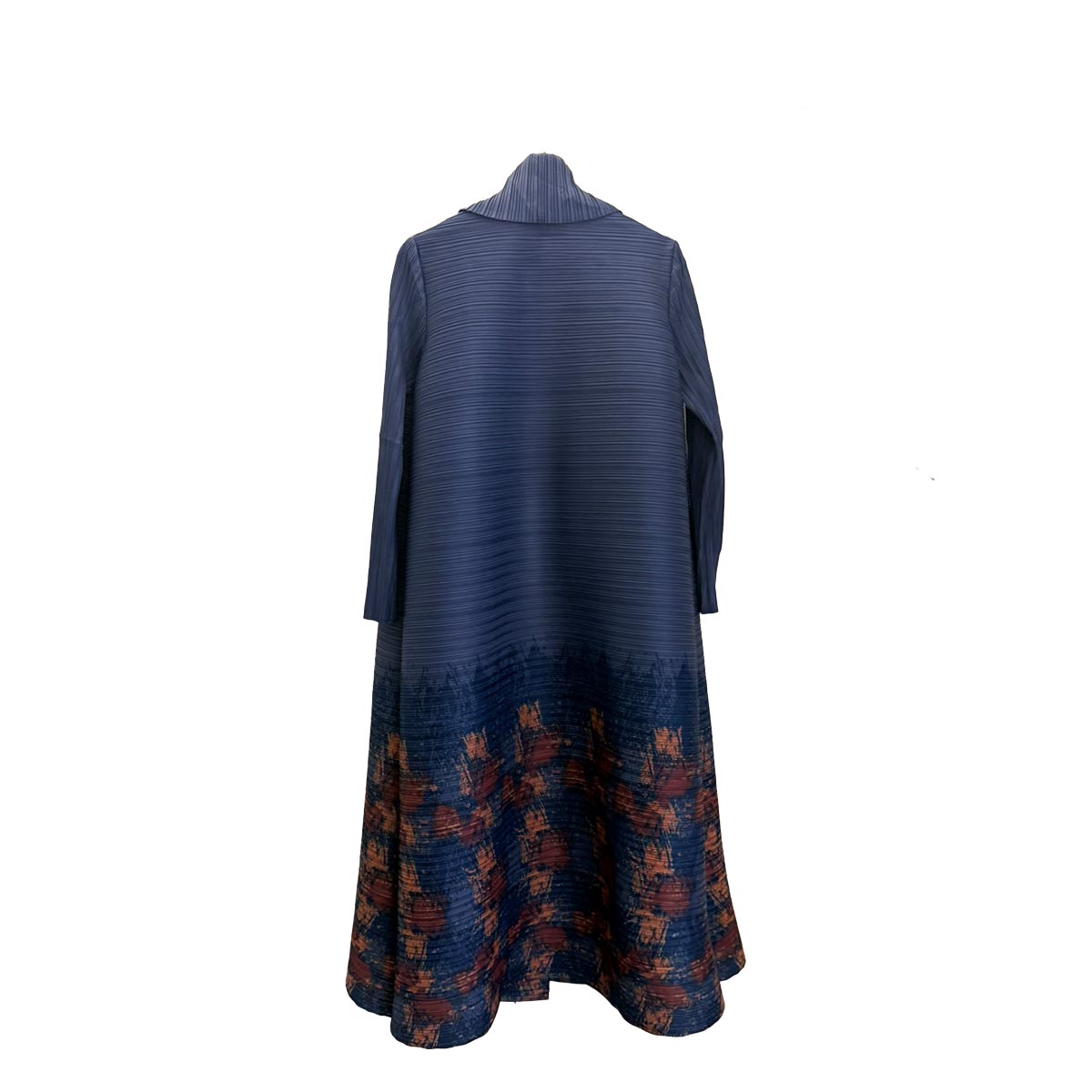 Vista posteriore del kimono Indigo Bloom che mostra il motivo floreale e l'effetto degradé.