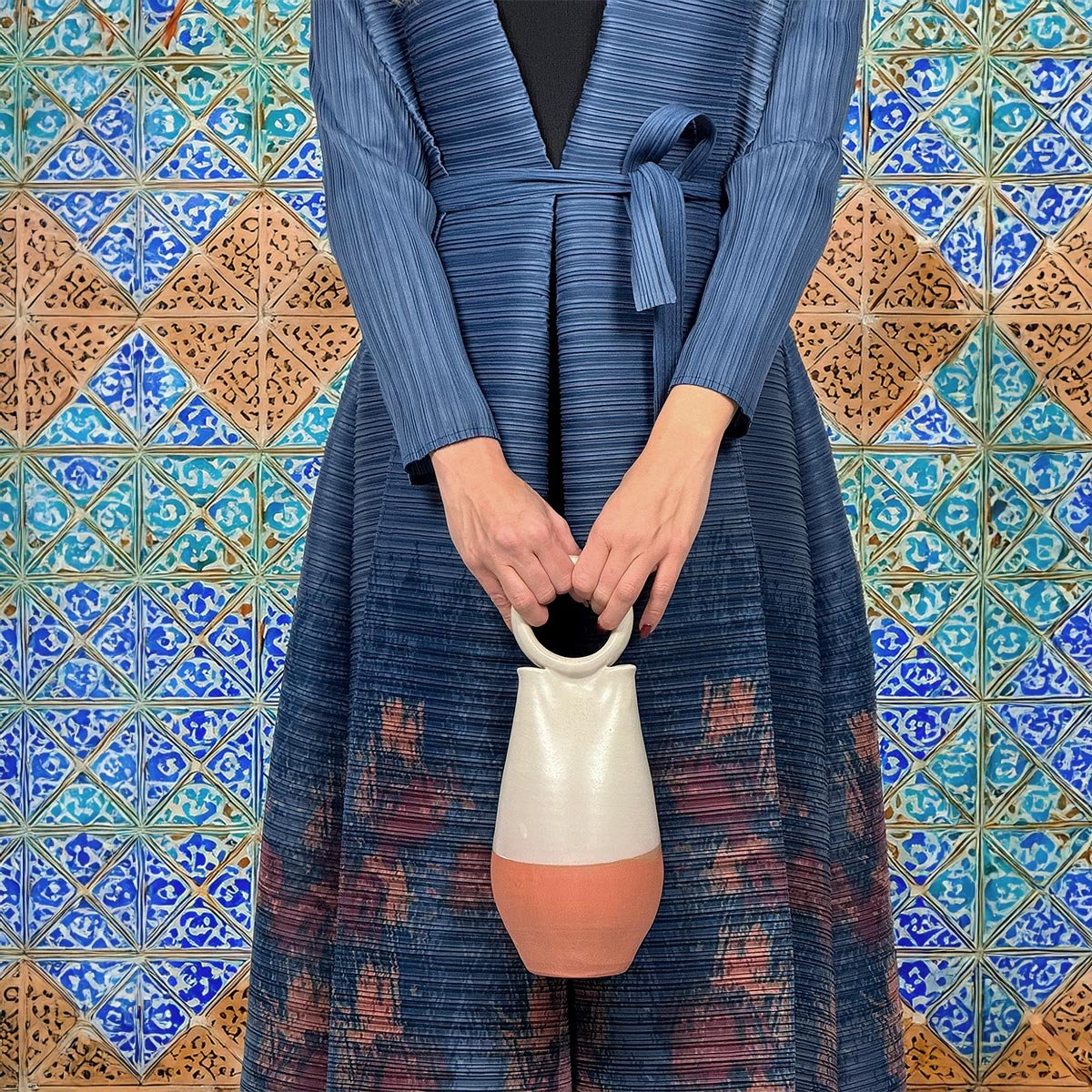 Modella che indossa il kimono blu indaco Indigo Bloom come soprabito elegante da sera.