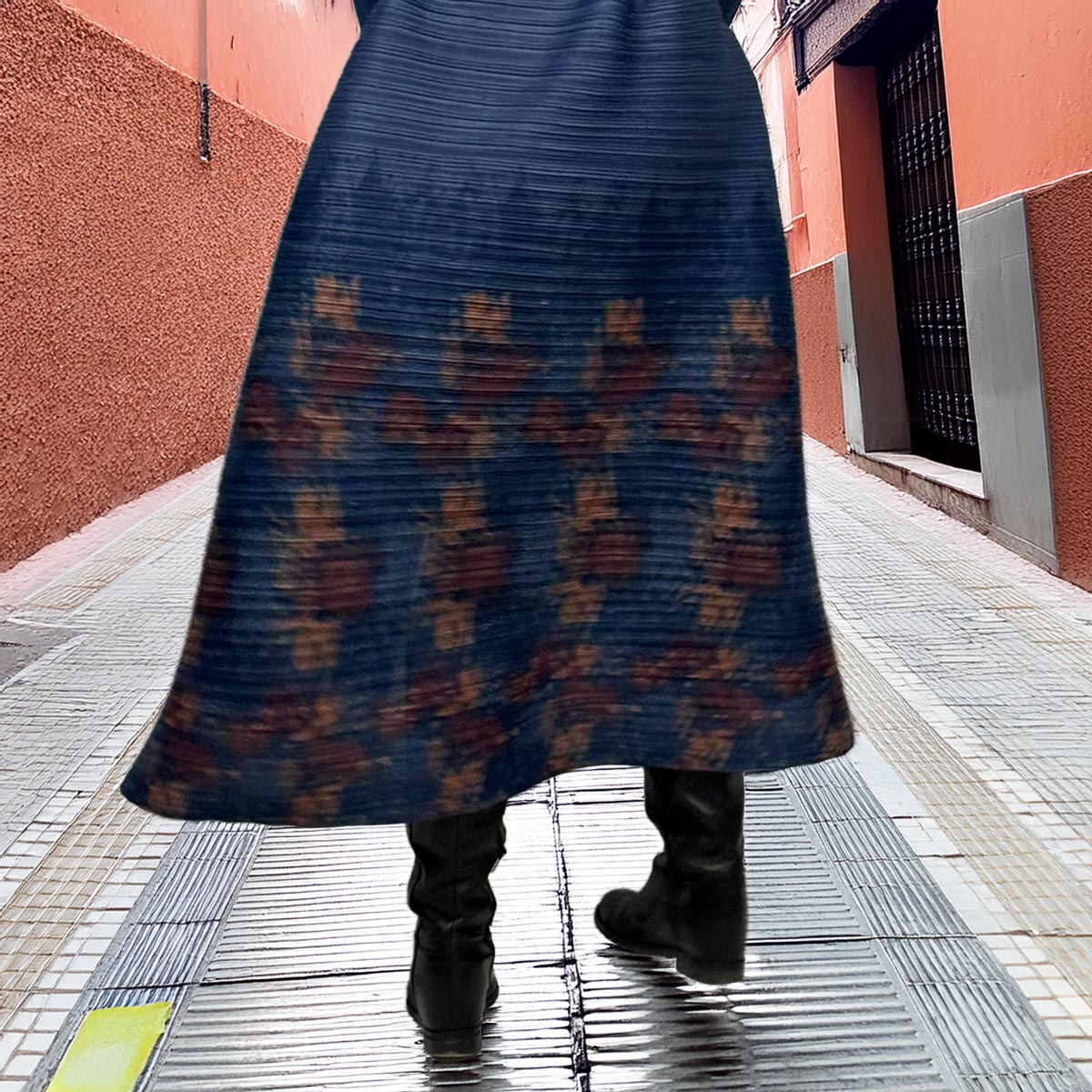 Primo piano del tessuto plissettato e del colore profondo del kimono blu indaco.