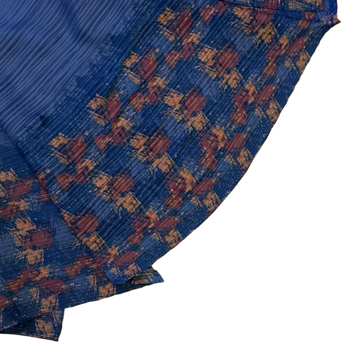 Il kimono Indigo Bloom steso su una superficie chiara per vederne il design completo.