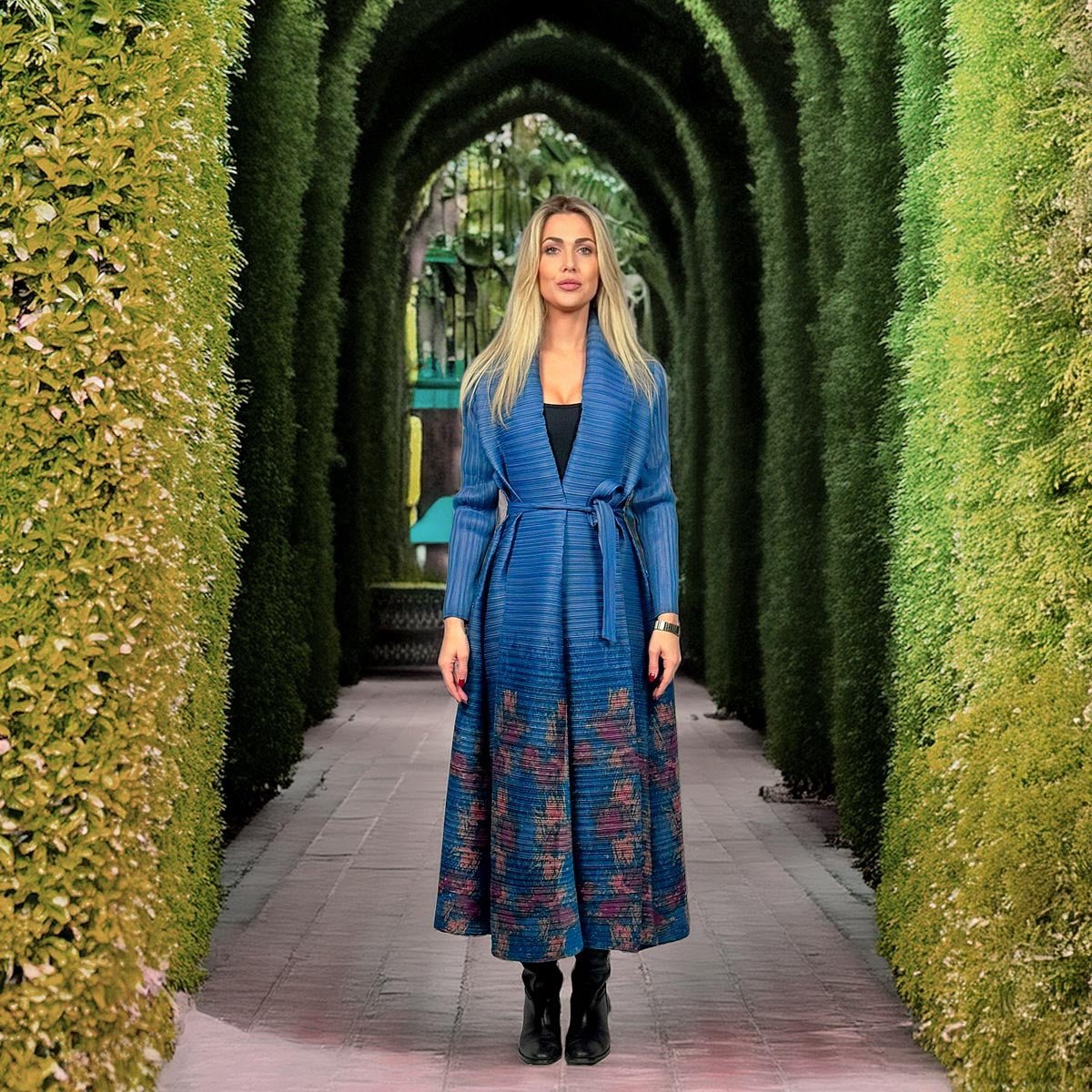 Modella che indossa il kimono blu indaco Indigo Bloom come soprabito elegante da sera.