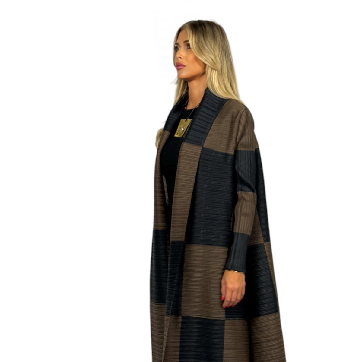 Il kimono Le Marais mostrato accanto alla sua dust bag firmata Vicode.