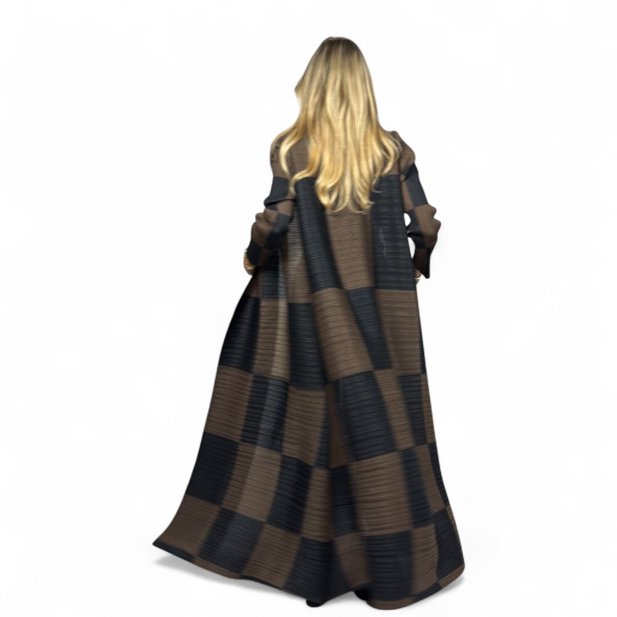 Donna con il kimono soprabito Le Marais che passeggia in una via elegante di Parigi.