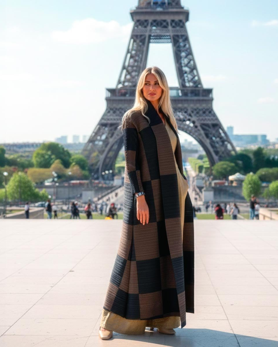 Kimono soprabito Le Marais, caftano trapuntato Vicode con motivo a scacchiera nero e fango.