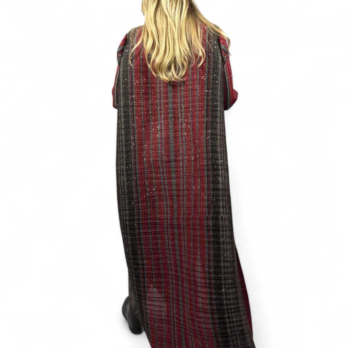 Il caftano Notting Hill esposto per mostrare la sua silhouette avvolgente e regale.