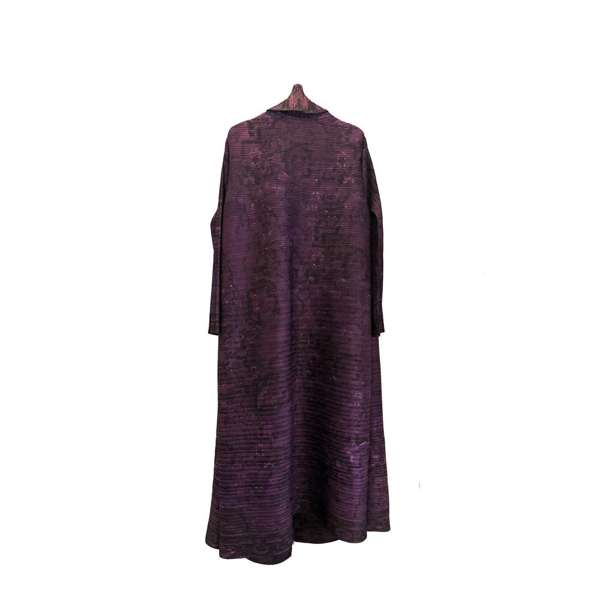 Il kimono soprabito Purple Mirage mostrato accanto alla sua dust bag firmata Vicode.