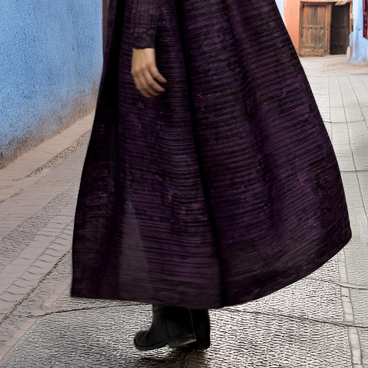 Primo piano del tessuto plissettato e del colore viola profondo del kimono soprabito Purple Mirage.