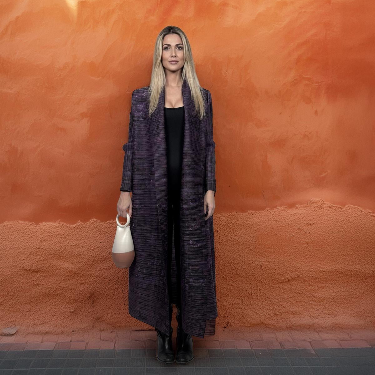 Modella che indossa il kimono soprabito viola Purple Mirage come elegante spolverino da sera.