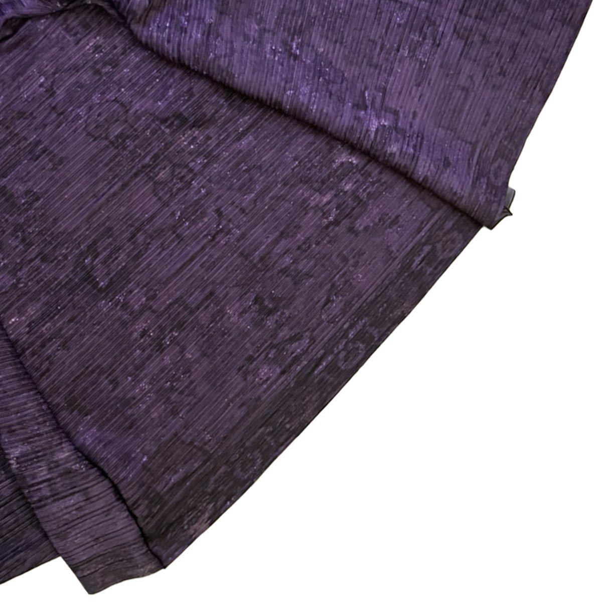 Donna che indossa il kimono soprabito viola in un ambiente elegante e suggestivo.