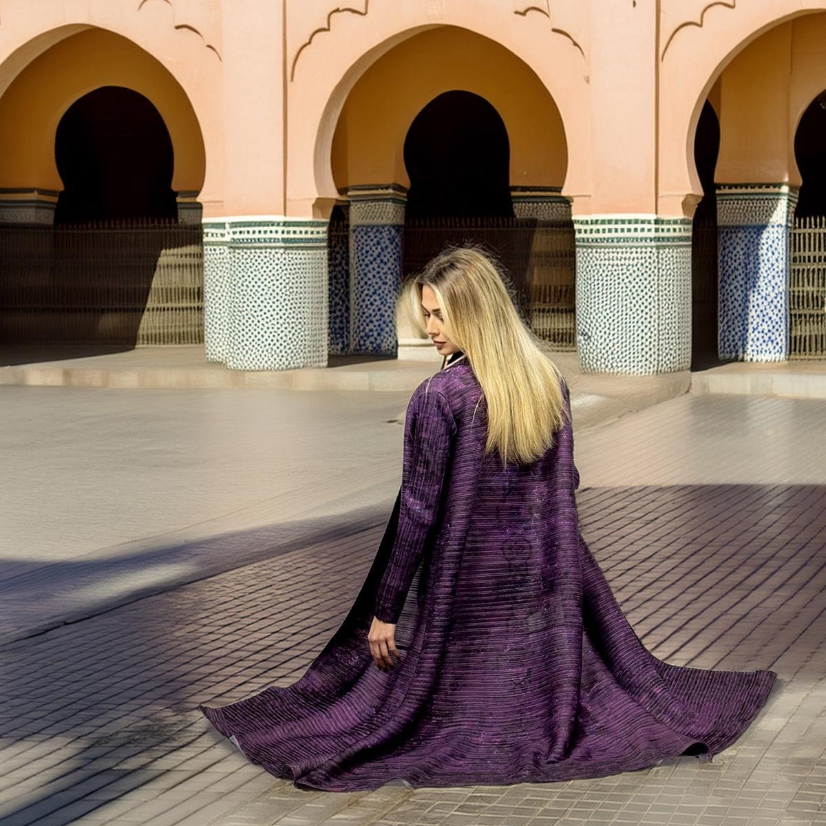 Il kimono soprabito viola riposto con cura all'interno della sua dust bag Vicode.