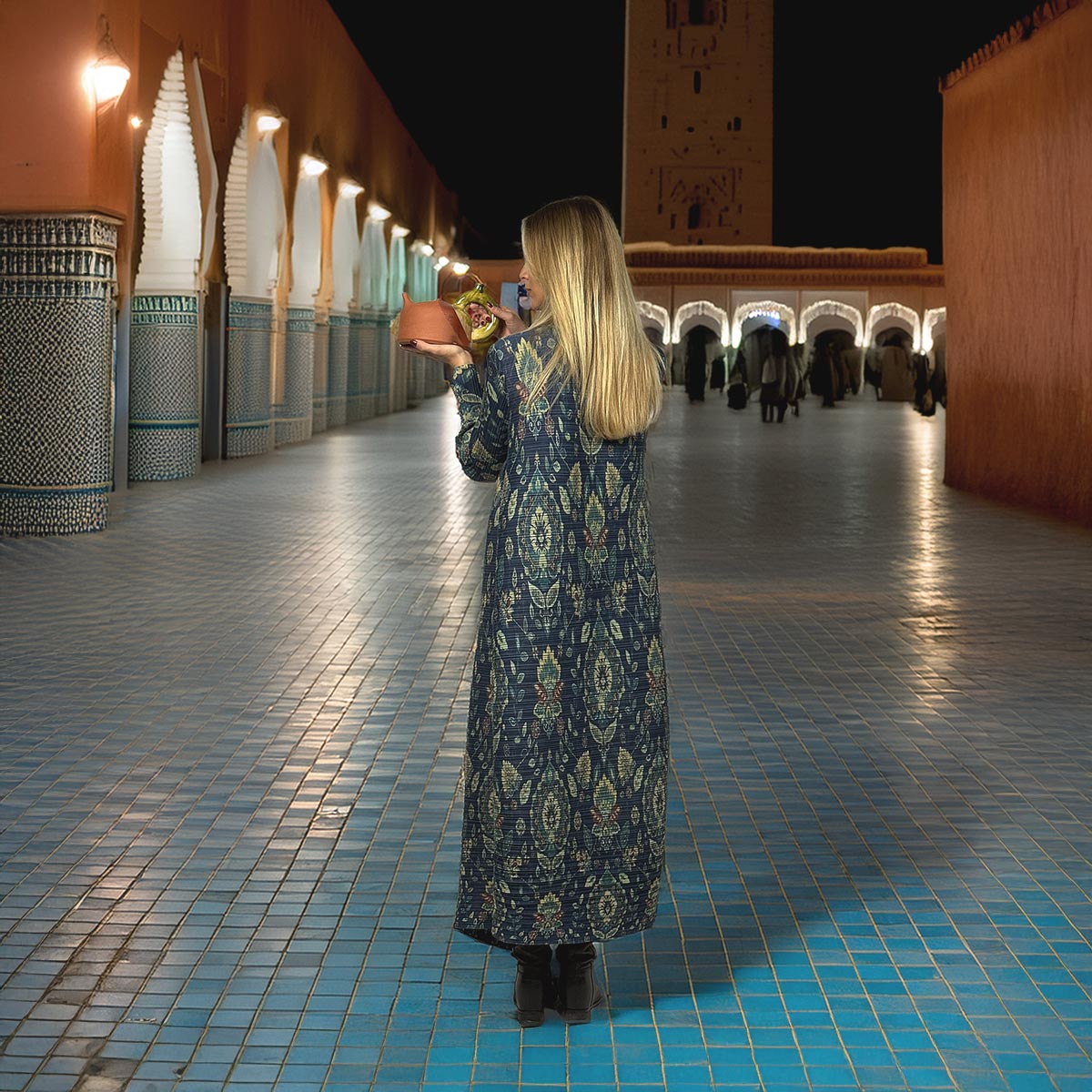 Vista posteriore del kimono blu zaffiro Sapphire Tapestry che ne mostra il motivo completo.