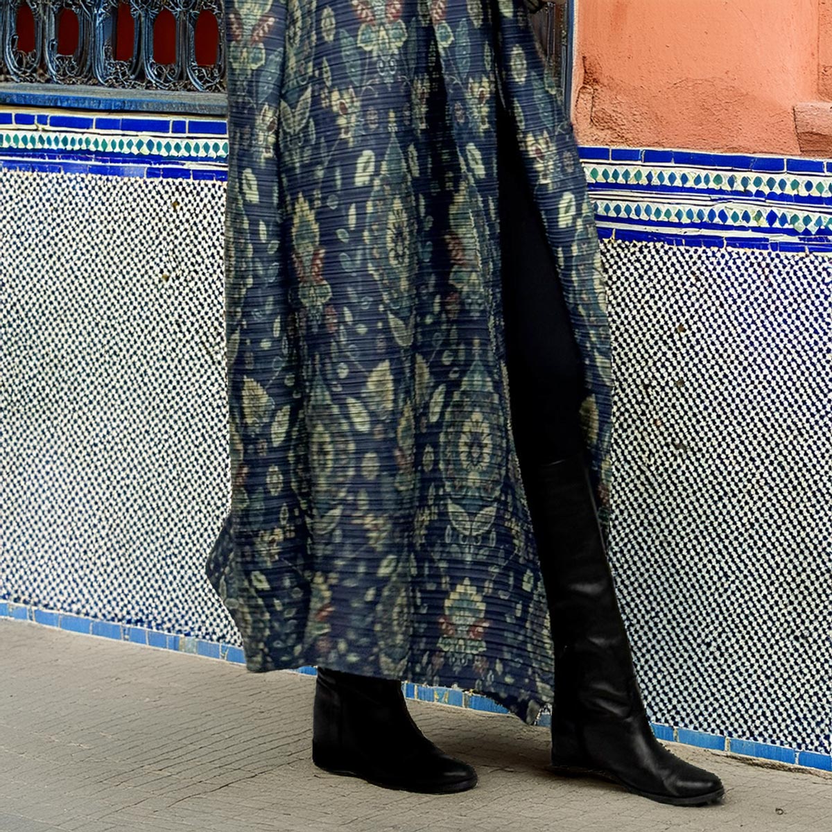 Primo piano del tessuto plissettato e del pattern ispirato a un arazzo del kimono blu zaffiro.