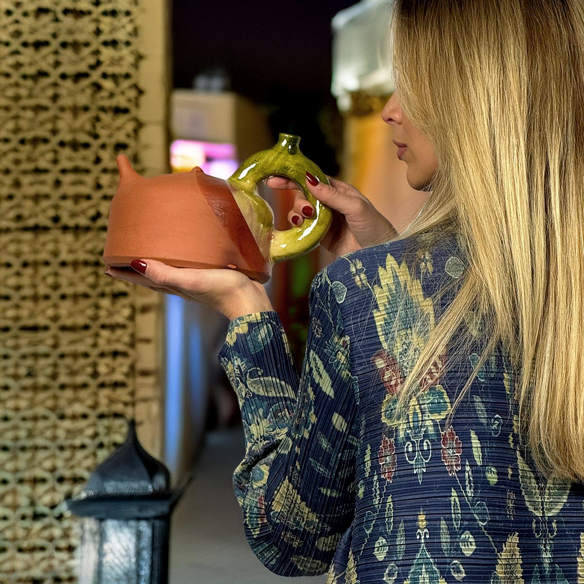 Il kimono blu zaffiro plissettato riposto con cura all'interno della sua dust bag Vicode.