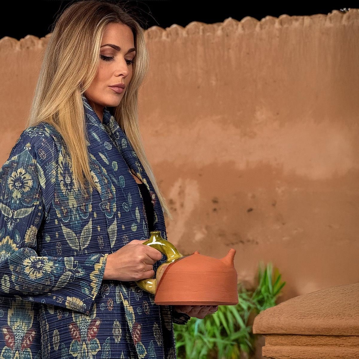 Kimono blu zaffiro plissettato Sapphire Tapestry, soprabito da viaggio con motivi verde pallido.