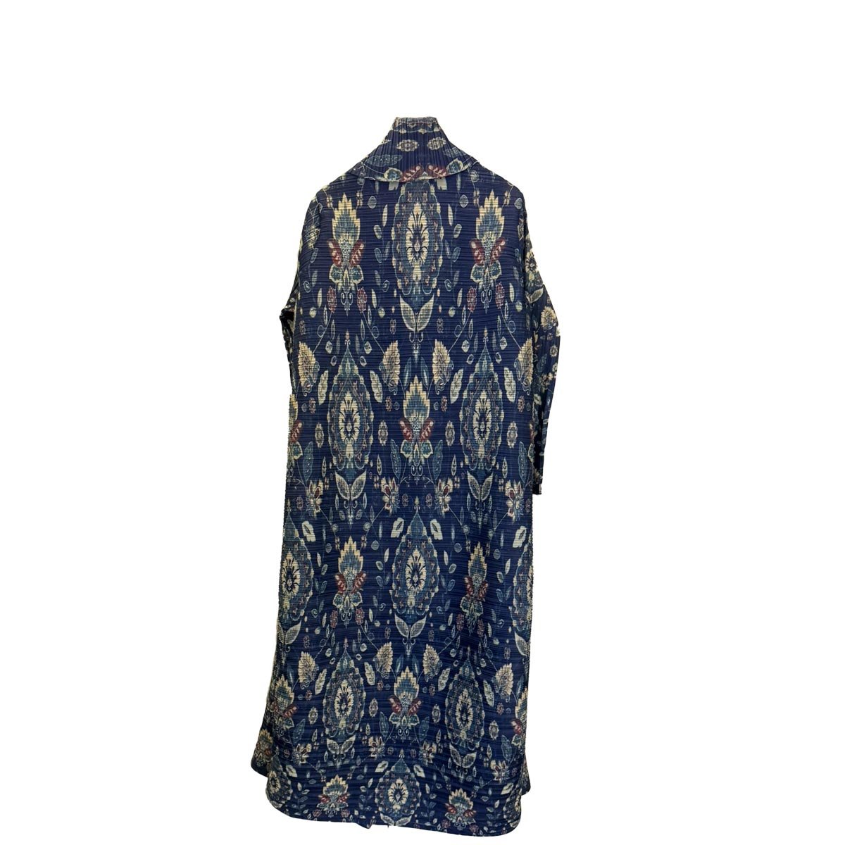 Donna che indossa il kimono blu zaffiro in un ambiente elegante, evocando viaggi lontani.