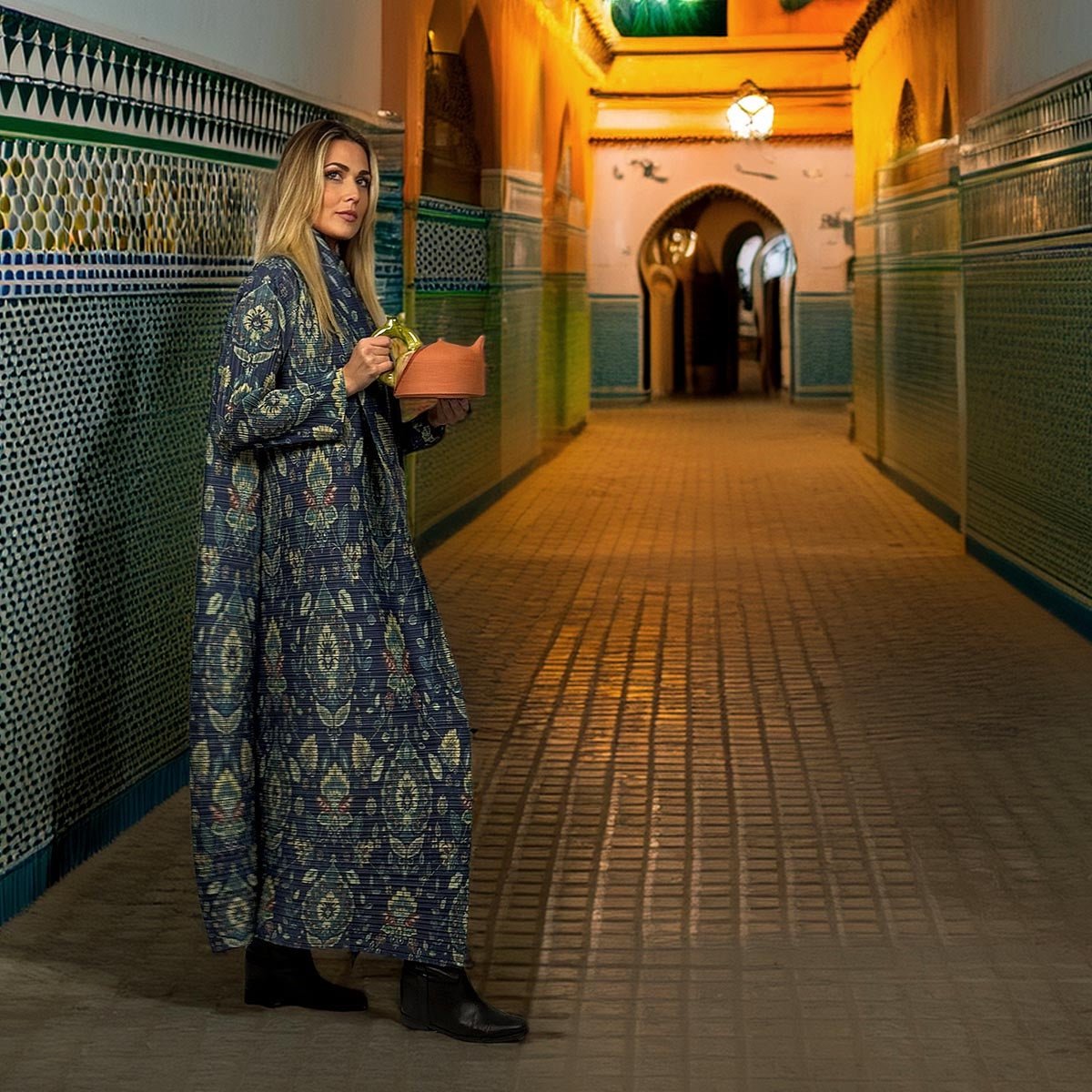 Il kimono blu zaffiro indossato aperto sopra un outfit casual per un tocco di lusso.