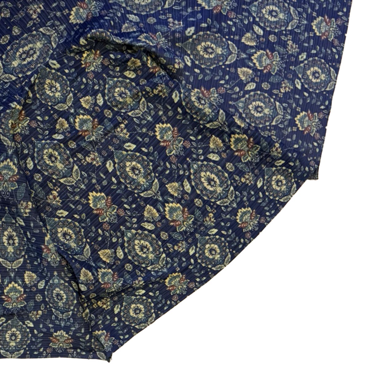 Il kimono blu zaffiro Sapphire Tapestry steso su una superficie piana per vederne il design.