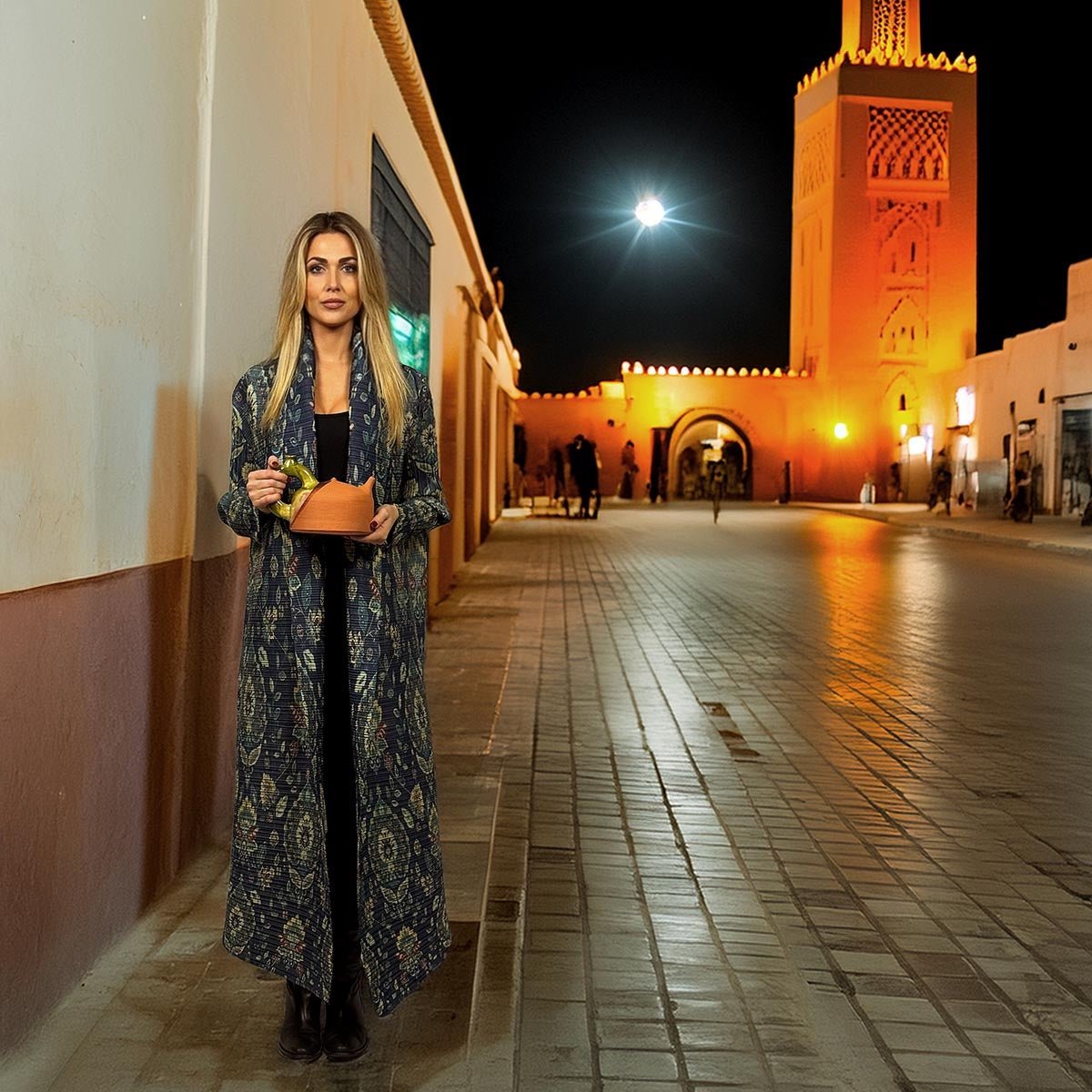 Dettaglio dei motivi verde pallido intrecciati sullo sfondo blu zaffiro del kimono.