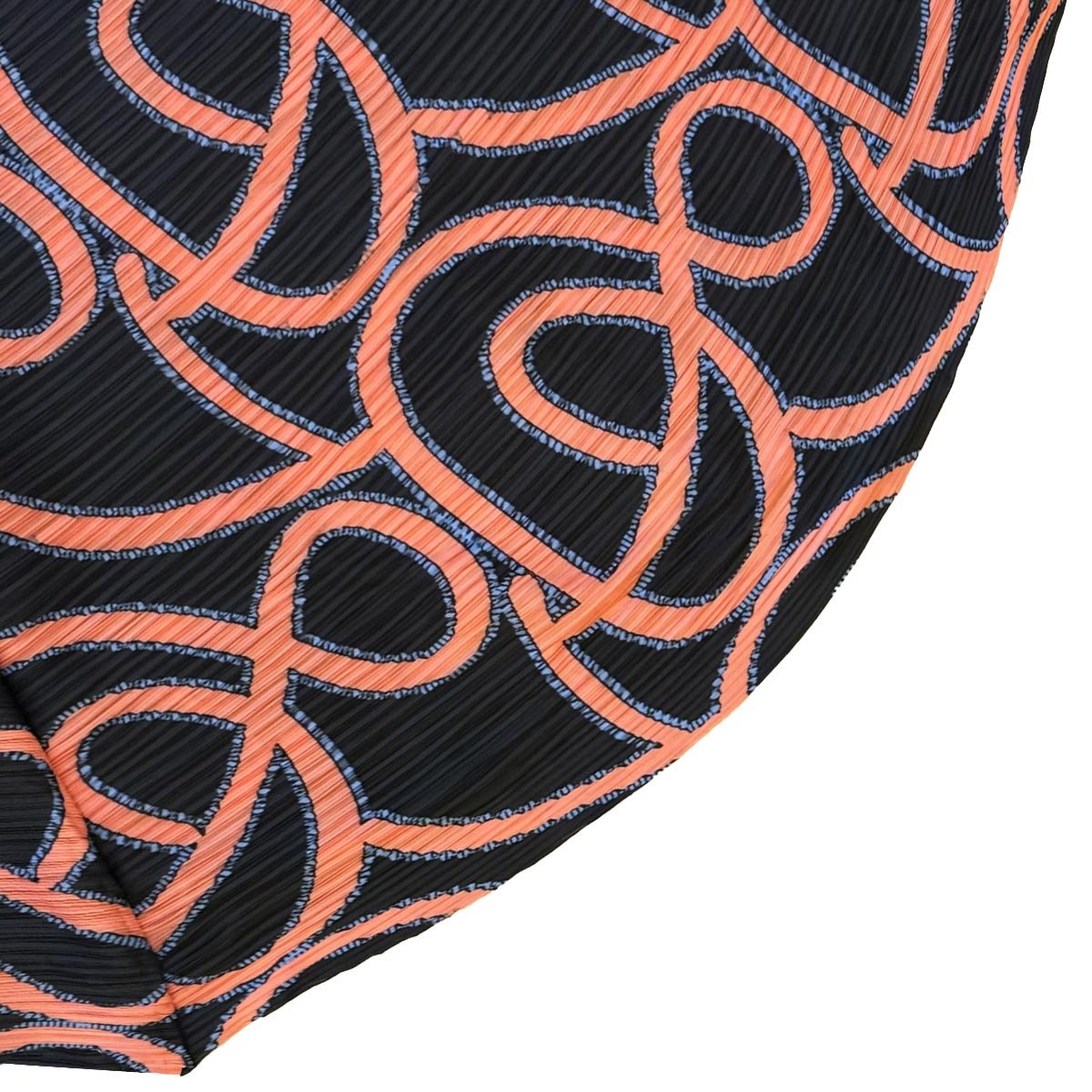 Il kimono Sunset Orbit mostrato accanto alla sua dust bag firmata Vicode, ideale per viaggiare.