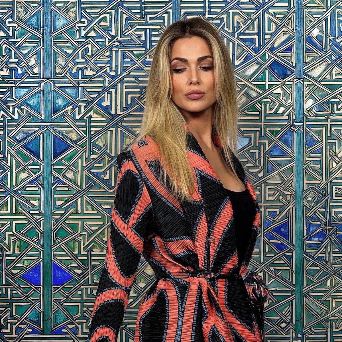 Kimono nero arancione plissettato Sunset Orbit della collezione Vicode, con bordatura celeste.