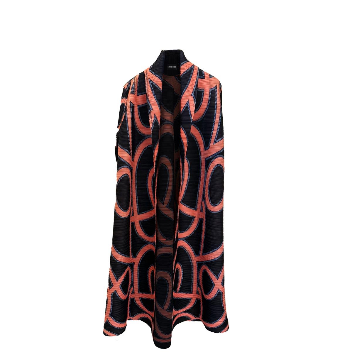 Il kimono nero arancione plissettato riposto nella sua dust bag Vicode, pronto per la valigia.