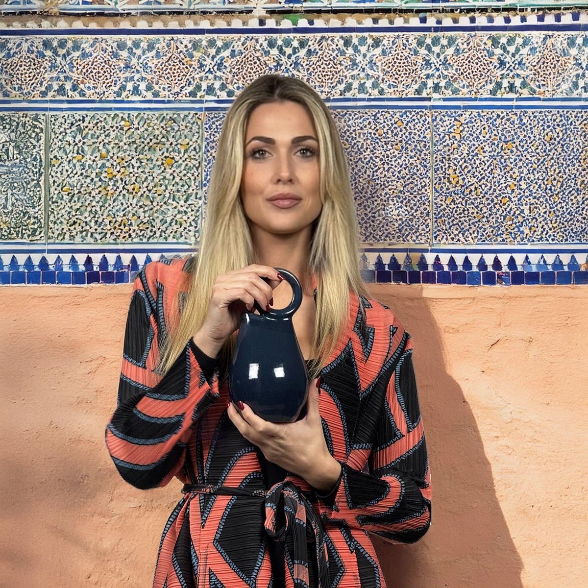 Modella che indossa il kimono nero arancione Sunset Orbit come elegante soprabito da sera.