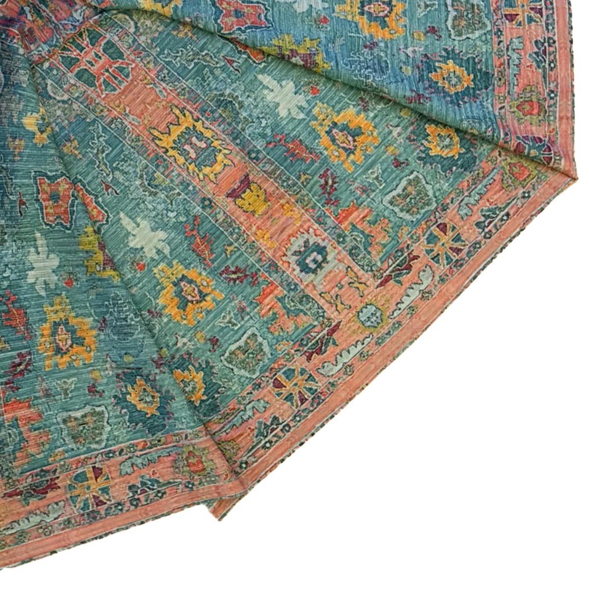 Donna che indossa il kimono turchese mentre passeggia in un mercato esotico.