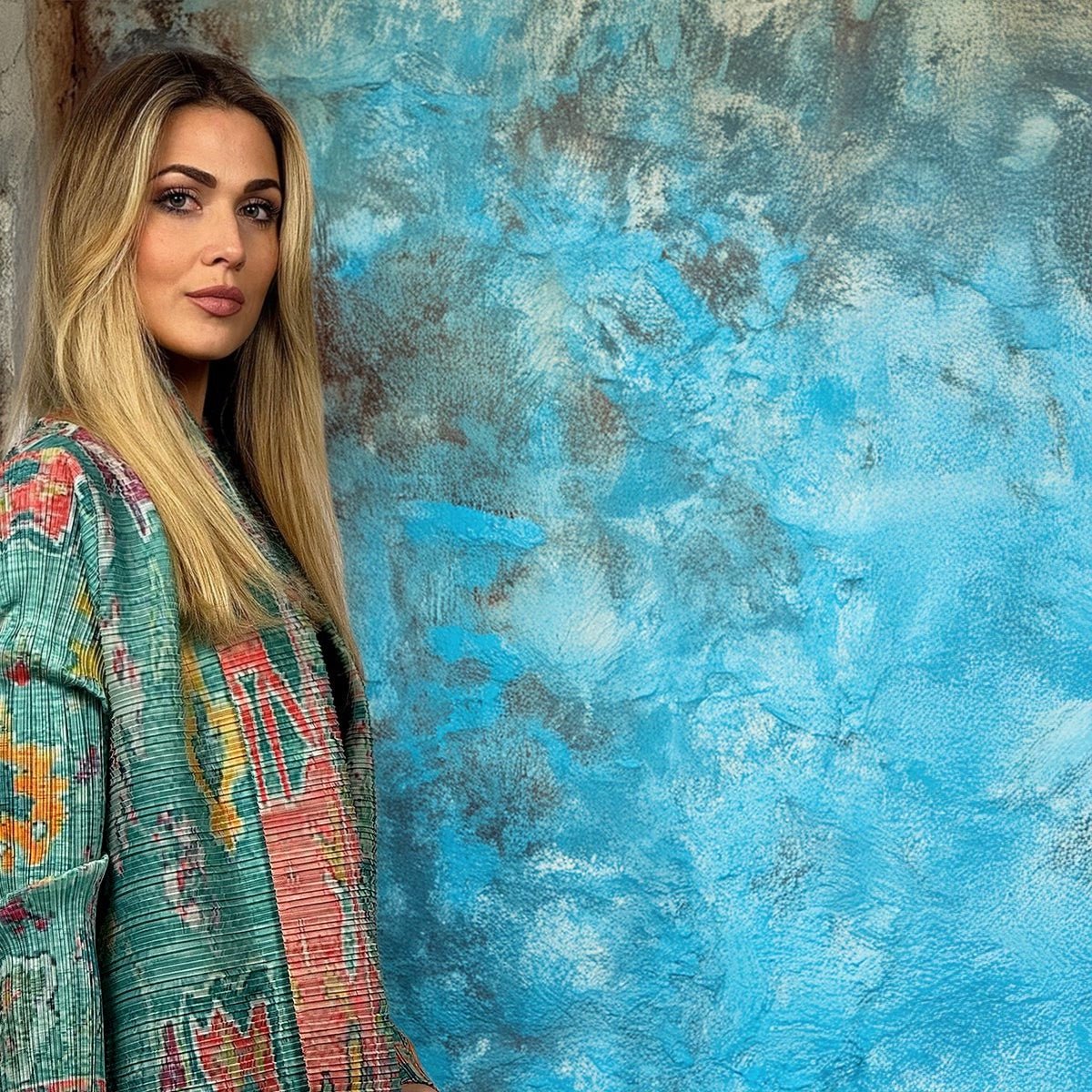 Modella che indossa il kimono turchese Turquoise Caravan come copricostume in spiaggia.