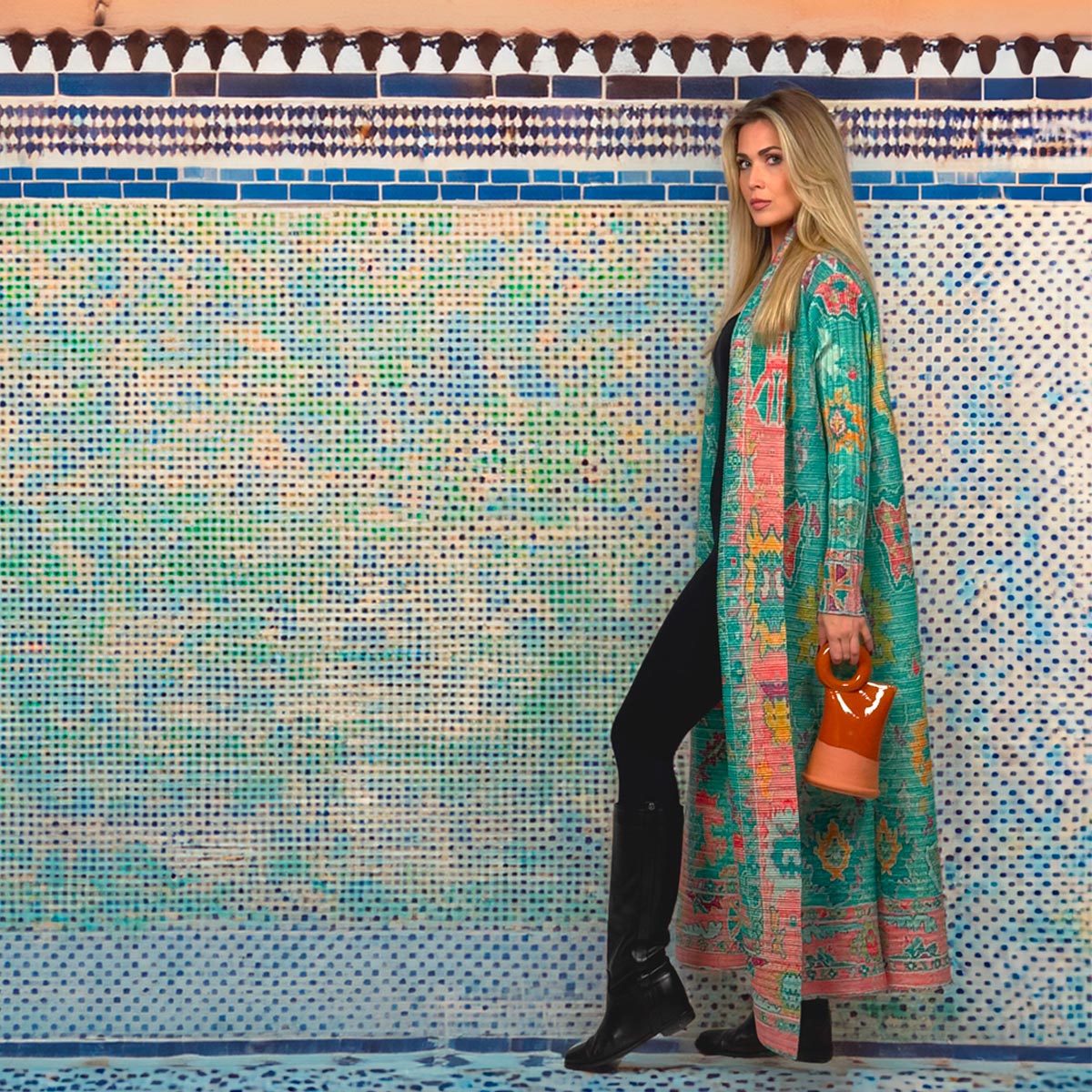 Il kimono turchese indossato aperto sopra un outfit bianco in un contesto urbano.