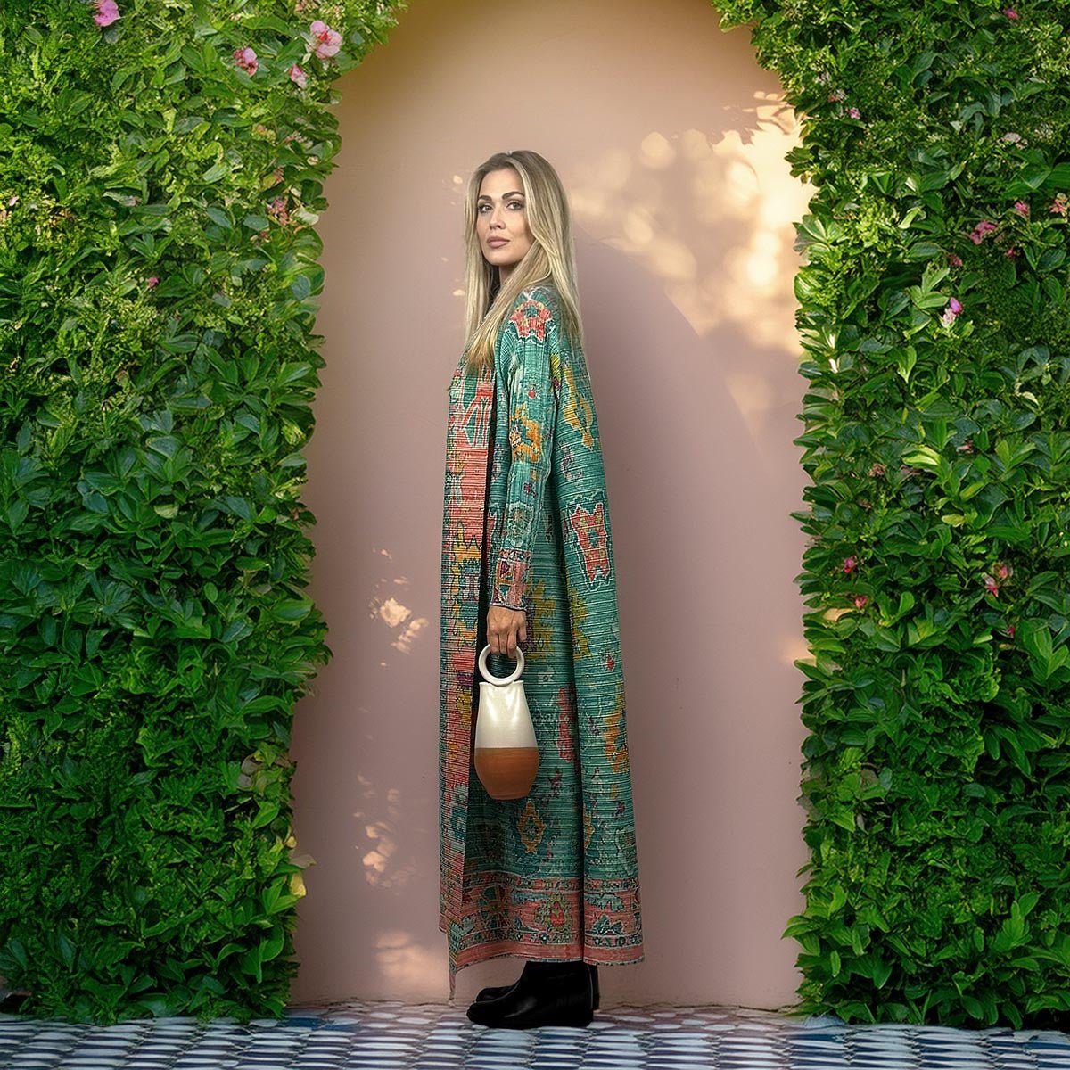 Kimono turchese plissettato Turquoise Caravan, soprabito da viaggio con motivi corallo e giallo.