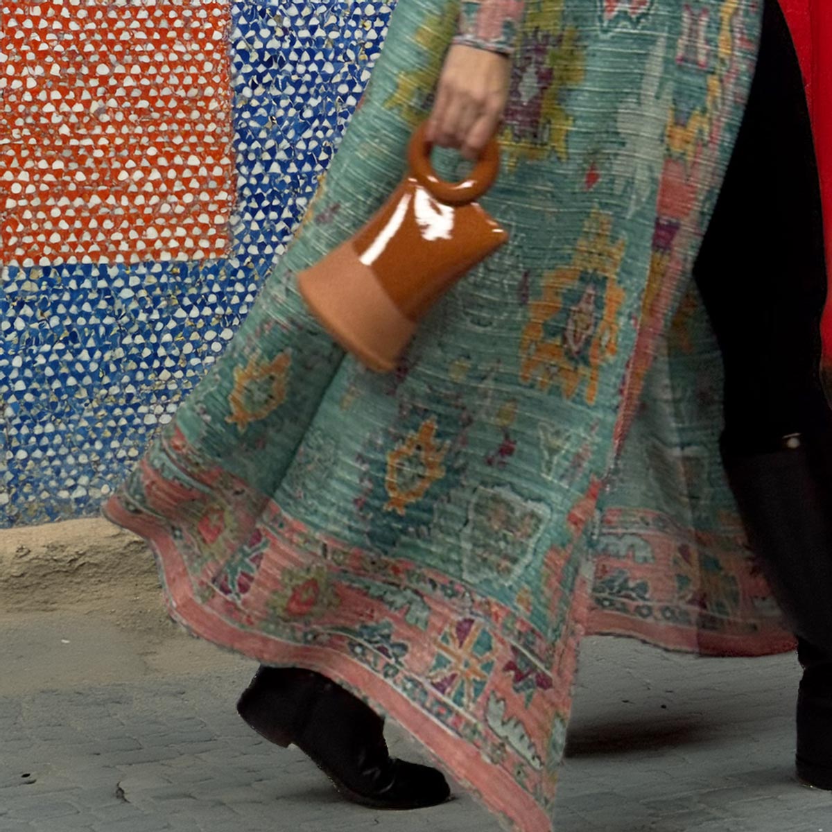 Primo piano del tessuto plissettato e dei colori vivaci del kimono turchese Turquoise Caravan.