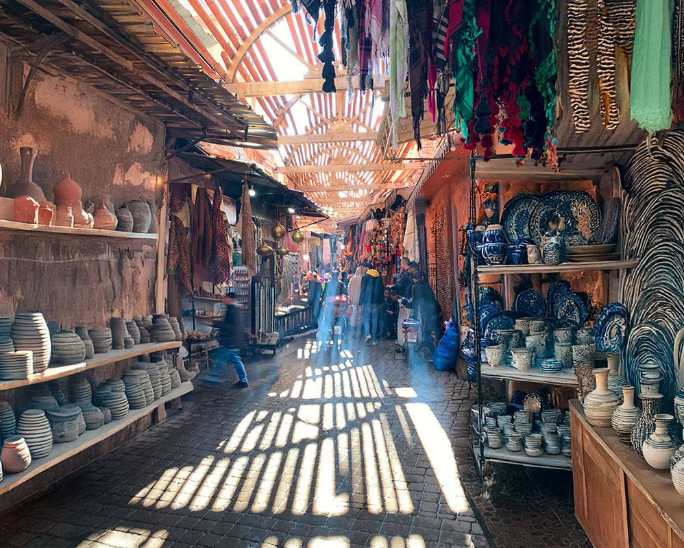 mercato marocchino con bancarelle
